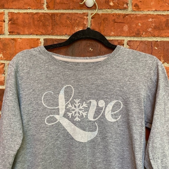Life Is Good Womens Medium Gray Long Sleeve Vneck Love Snow Flake Graphic Tshirt - Picture 2 of 8